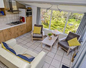 Lichte zithoek in Achter de Brem vakantiehuis, De Koog, Texel met uitzicht op het groen.