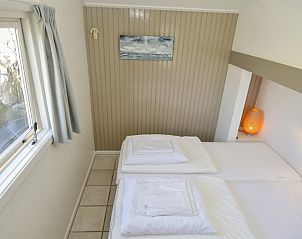 Slaapkamer met tweepersoonsbed in Achter de Brem vakantiehuis, De Koog, Texel.