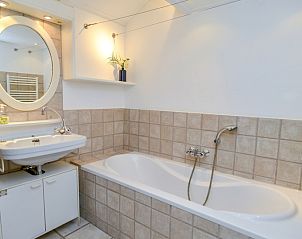 Ruime badkamer met ligbad in Achter de Brem vakantiehuis, De Koog, Texel voor ultiem comfort.