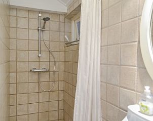 Moderne douche in Achter de Brem vakantiehuis, De Koog, Texel voor een verfrissende ervaring.