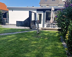 Vakantiehuis Zeelucht in De Koog, Texel met ruime tuin en terras voor ontspanning.