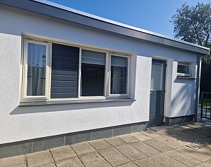 Vooraanzicht van vakantiehuis Zeelucht in De Koog, Texel met moderne architectuur.