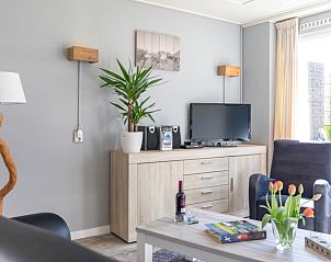 Gezellige woonkamer van vakantiehuis Zeelucht in De Koog, Texel met comfortabele meubels.