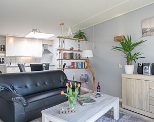 Open woonkamer en keuken in vakantiehuis Zeelucht in De Koog, Texel voor een ontspannen verblijf.