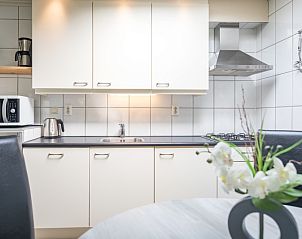 Stijlvolle keuken in vakantiehuis Zeelucht in De Koog, Texel met eethoek en apparatuur.