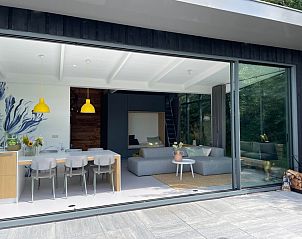 Stilvolle Essecke im Ferienhaus De Koerie, De Koog, Texel, mit modernem Mobiliar.