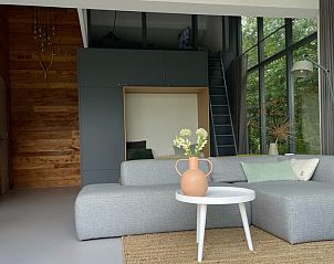 Modernes Wohnzimmer im Ferienhaus De Koerie, De Koog, Texel, mit Holzdetails.