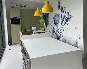 Schlichte Kche im Ferienhaus De Koerie, De Koog, Texel, mit aufflliger Wanddekoration.