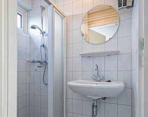 Fresh bathroom of Motel Texel Apartment (W) in De Koog, Texel with shower and sink, perfect for comfort.