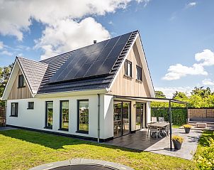 Villa 15 in De Koog, Texel met moderne architectuur en zonnige tuin, perfect voor een ontspannen vakantie op de Waddeneilanden.