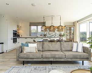 Stijlvolle open keuken in Villa 15, De Koog, Texel, ideaal voor culinaire avonturen tijdens je verblijf op de Waddeneilanden.