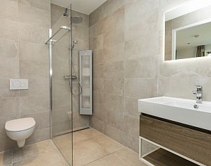 Luxe badkamer in Villa 15, De Koog, Texel, met inloopdouche en moderne voorzieningen op de Waddeneilanden.