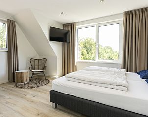 Tweede slaapkamer in Villa 15, De Koog, Texel, met serene sfeer en prachtig uitzicht op de Waddeneilanden.