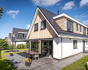 Buitenzijde van Villa 15 in De Koog, Texel, met ruime tuin en moderne architectuur op de Waddeneilanden.