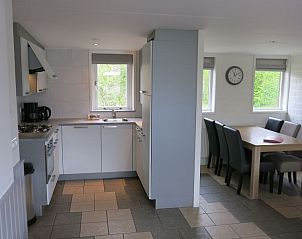 Volledig uitgeruste keuken en eetruimte in Bungalow 35, De Koog, Texel voor een aangenaam verblijf.