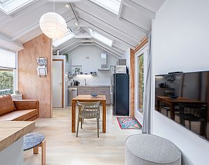 Gezellige woonkamer van vakantiehuis Pippa in De Koog, Texel met moderne keuken en veel daglicht.