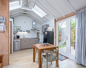 Eetgedeelte en keuken in vakantiehuis Pippa, De Koog, Texel met toegang tot de tuin.