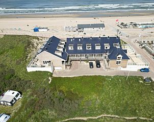 Luchtfoto van Resort De Buteriggel - Appartement 9, gelegen aan het strand in De Koog, Texel, Waddeneilanden.