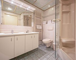 Moderne badkamer met dubbele wastafel in Resort De Buteriggel - Appartement 9, De Koog, Texel, Waddeneilanden.