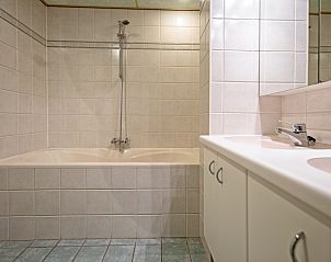 Ruime badkamer met ligbad in Resort De Buteriggel - Appartement 9, De Koog, Texel, Waddeneilanden.