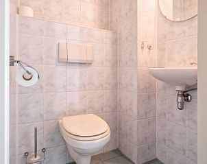 Stijlvolle toiletruimte in Resort De Buteriggel - Appartement 9, De Koog, Texel, Waddeneilanden.