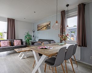 Gezellige woonkamer in Chaletpark Bregkoog - Chalet Bregkoog 261, De Koog, Texel met modern interieur en veel lichtinval.