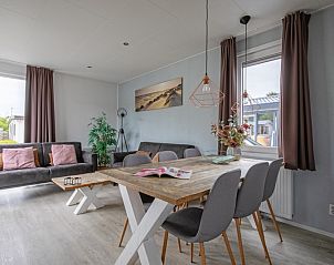 Eetruimte in Chalet Bregkoog 261, Chaletpark Bregkoog, De Koog, Texel, met een stijlvolle houten tafel en moderne stoelen.