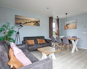 Ruime woonkamer in Chalet Bregkoog 261, Chaletpark Bregkoog, De Koog, Texel, met comfortabele banken en decoratieve elementen.