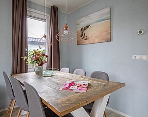 Eethoek in Chalet Bregkoog 261, Chaletpark Bregkoog, De Koog, Texel, met een gezellige sfeer en moderne verlichting.