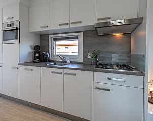 Moderne keuken in Chalet Bregkoog 261, Chaletpark Bregkoog, De Koog, Texel, compleet uitgerust met hoogwaardige apparatuur.