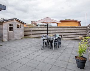 Zonnig terras met parasol bij Chalet Bregkoog 261, Chaletpark Bregkoog, De Koog, Texel, perfect voor een gezellige barbecue.