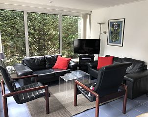 Gezellige woonkamer in Bungalow Oud Vredelust 85, De Koog Texel met comfortabele zithoek.