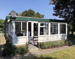 Veranda van Bungalow Oud Vredelust 85, De Koog Texel met uitzicht op tuin.