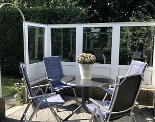 Terras van Bungalow Oud Vredelust 85, De Koog Texel met tuinmeubilair.