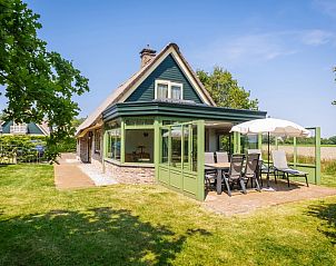 Villa met serre in De Koog, Texel met zonnig terras en groene omgeving, ideaal vakantiehuis op de Waddeneilanden.