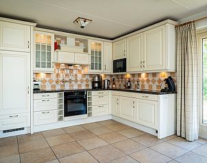 Moderne keuken in Villa met serre, vakantiehuis in De Koog, Texel, compleet uitgerust voor culinaire avonturen.