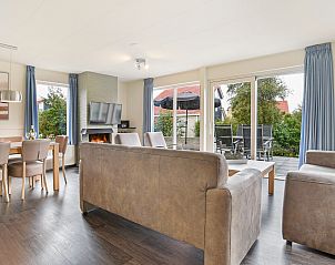 Kinderkamer met ledikant in Beach Park Texel 8-persoons villa 8EL, De Koog, Texel, ideaal voor gezinnen.