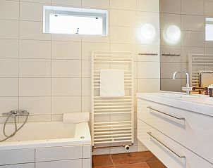 Stijlvolle badkamer in Beach Park Texel 8-persoons villa 8EL, De Koog, Texel, met ligbad en moderne voorzieningen.