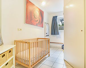 Zijaanzicht van Beach Park Texel 8-persoons villa 8EL, gelegen in De Koog, Texel, met ruime tuin en terras.