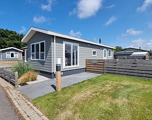 Chaletpark Bregkoog 82 in De Koog, Texel biedt een modern vakantiehuis met ruime veranda en groene omgeving.