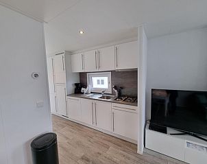 Keuken in Chalet Bregkoog 82, De Koog, Texel met moderne apparatuur en strakke inrichting.