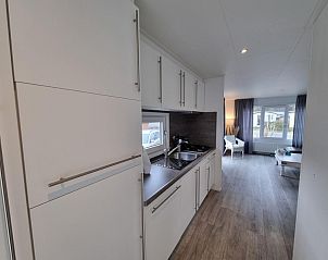 Gezellige keuken en woonkamer in Chalet Bregkoog 82, De Koog, Texel met veel natuurlijk licht.