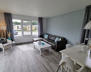 Ruime woonkamer in Chalet Bregkoog 82, De Koog, Texel met stijlvolle inrichting en veel daglicht.