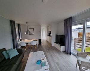 Interieur van Chalet Bregkoog 82 in De Koog, Texel met open woonkamer en eetgedeelte.