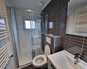 Moderne badkamer in Chalet Bregkoog 82, De Koog, Texel met douche en stijlvolle afwerking.