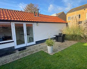 Studio Ooster - Brink 28 in De Koog, Texel, vakantiehuis met charmant terras en groene tuin.