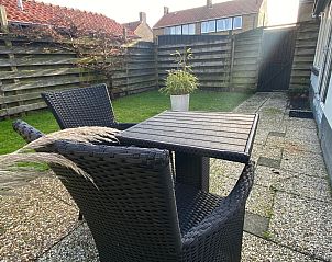 Groene tuin bij Studio Ooster - Brink 28, De Koog, Texel, vakantieaccommodatie met natuurlijke omgeving.