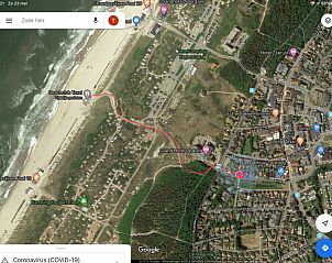 Luchtfoto van De Koog, Texel, locatie van Studio Ooster - Brink 28, vakantieaccommodatie nabij de kust.