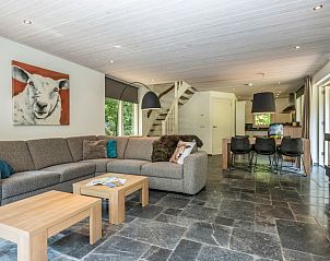 Open woonkamer en eetruimte in Westenwind, De Koog, Texel, met stijlvolle inrichting en ruime zithoek.