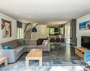 Moderne keuken en eetgedeelte in vakantiehuis Westenwind, De Koog, Texel, met strakke afwerking.